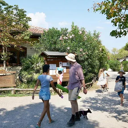 Alpehytte Comfortable Campsite-chalet G16 Tuscany Near Sea *